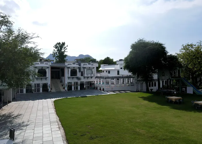 Udaipur Resorts and Hotels with Waterparks